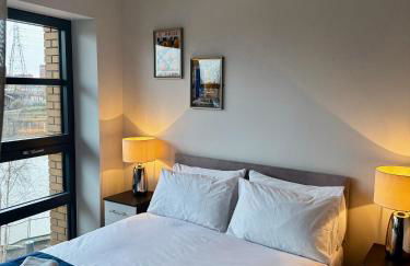 London City Island 1 Bedroom Luxury Apartments, Private Balcony - Photo 9
