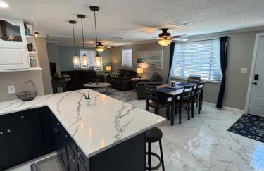 Gorgeous Seaside Seashell Cottage! - Photo 11