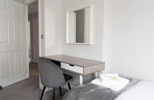 Lovely, comfortable 2-bed Braehead - free parking - Pass the Keys - Foto 18