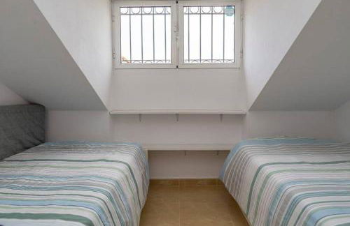 Beautiful 3 Bed Townhouse with landscaped communal pool area - Foto 16