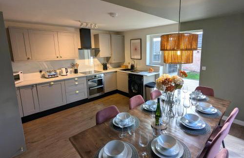 CHERRYTREES 5 Bed House, Sleeps 10, 3 Bathrooms, Parking, Ideal for Groups and Work Stays - Foto 1