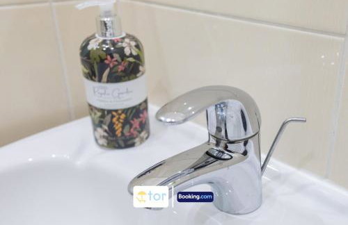 Large 2 Bedroom Apartment By The One Retreats Short Lets & Serviced Accommodation Horley Close To Gatwick Airport - Foto 78