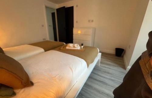 Modern Central Apartments with Balcony - Photo 19