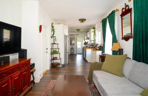Walk Everywhere | 2-Bedroom House w/ Backyard - Foto 1