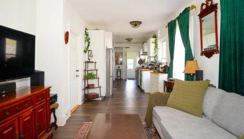 Walk Everywhere | 2-Bedroom House w/ Backyard - Foto 1