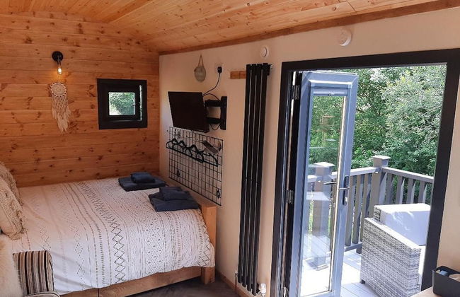 Min yr Afon - Cabin - Sleeps 2 - Hot Tub - Parking - Photo 3
