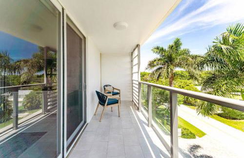 Across from Beach | Balcony • Pool • Parking • 2BR - Foto 42