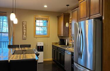 Woodlawn Lakeside Retreat - 2 BR Waterfront Cabin - Foto 10