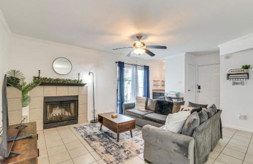 Less Than 1 Mi to Beach Galveston Condo with Fenced Patio - Foto 1