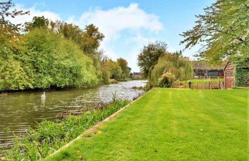 Finest Retreats - Islip Mill House - Beautiful Riverside Home - Photo 30