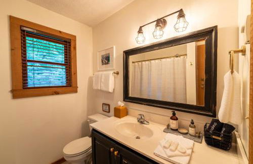 Creekside Cabin - Seven Devils,NC - Pet-Friendly, Close to Skiing & Hiking, and the Apline Coaster! - Foto 41