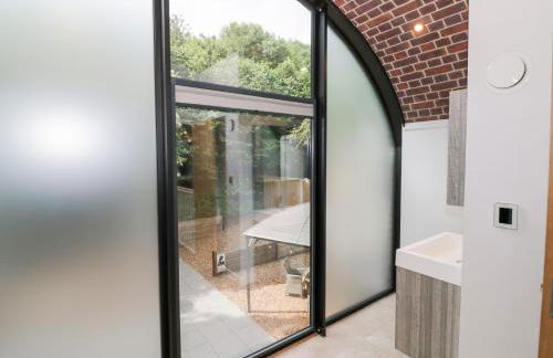 The Tunnel at Bridge Lake Farm and Fishery - Foto 18