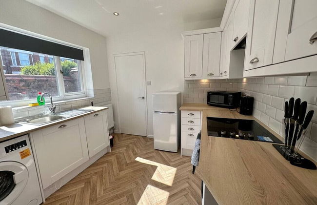 Large Five Bedroom Home with parking - Foto 21