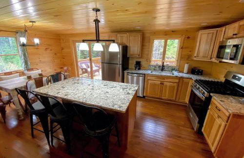 Brand New Log Home Well appointed great location with AC wifi cable fireplace firepit - Foto 36