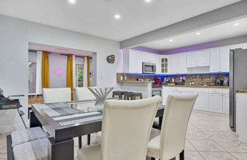 Escape GameRoom, BAR, BBQ, Spacious,KING Bed, All Luxury mattresses, Near Beach, 6 blocks away from Bars, Nite Clubs, Res, Shops - Photo 33