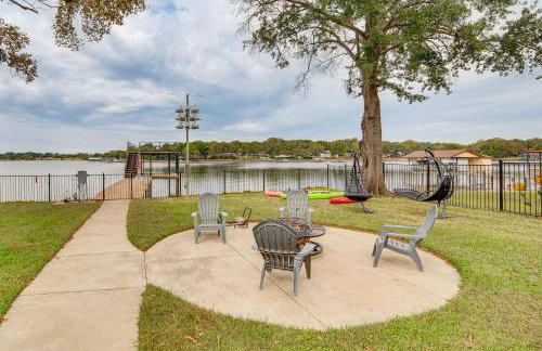 Private Dock and Yard! Modern Getaway in Mabank - Foto 1