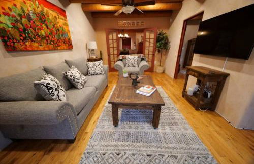 Enchanted Casita with Private Outdoor Hot Tub and Patio, Near Santa Fe Plaza, Sleeps 4 with free parking - Foto 10