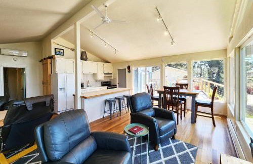 Ocean View in Otter Rock! Wood Stove! Surfing~Otter Rock Hideaway - Foto 1