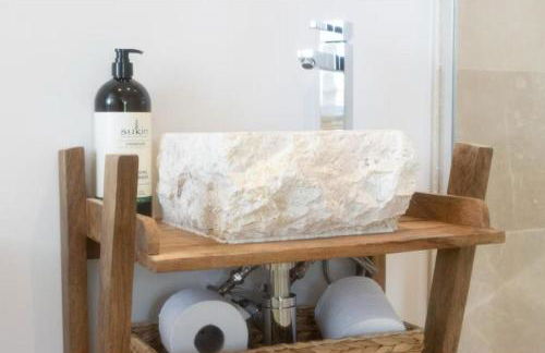 Honey Bee Cottage Tiny House Welshpool - Photo 21