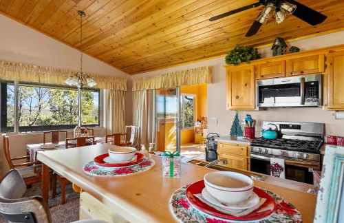 Breathtaking Cabin Backing the National Forest - Foto 15