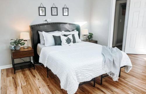 Large 4 Bedroom Home Close to Airport and IX Center - Foto 28