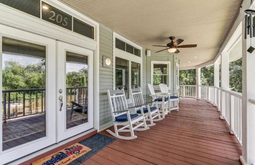 The San Bernard River waterfront provides private access to a spa, boat ramp, and jet skiing - Photo 54