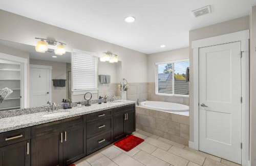 Modern Flagstaff Getaway with Mountain Charm. - Foto 17