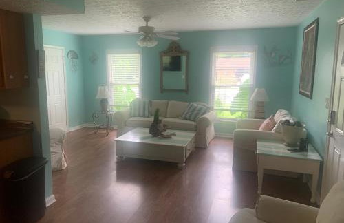 Cheerful two bedroom house 1.5 miles from beach. - Foto 15