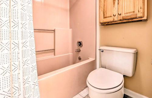 Deck with Fireplace Pet-Friendly Lake Lure Retreat - Foto 32