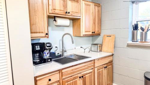 The Moose #12 - Brand New Modern Luxe Loft with Free Parking, King Bed & Fast WiFi - Foto 4, stove, pet friendly, toaster, minibar