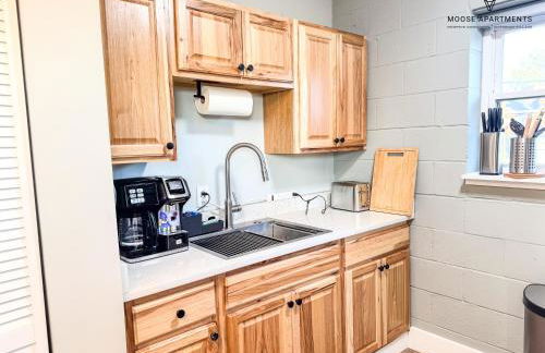 The Moose #12 - Brand New Modern Luxe Loft with Free Parking, King Bed & Fast WiFi - Foto 4