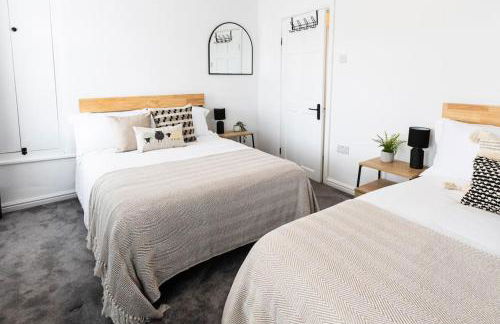 Steel Town Lodge - Contractor & Family Stay with Dart Board - Foto 6