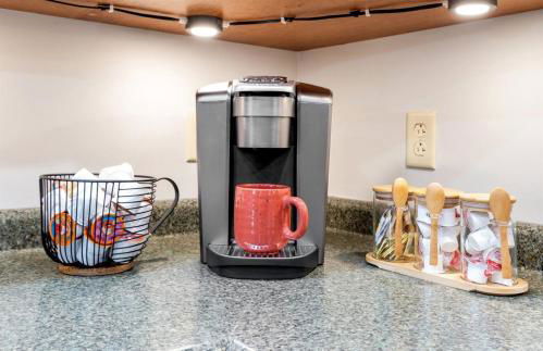 3 Mi to SR! Sleeps 25, Spacious, Hot Tub, Arcade! - Foto 21