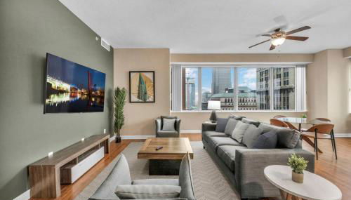 Luxury High-Rise w/ City View | Paid Parking | Gym - Foto 3