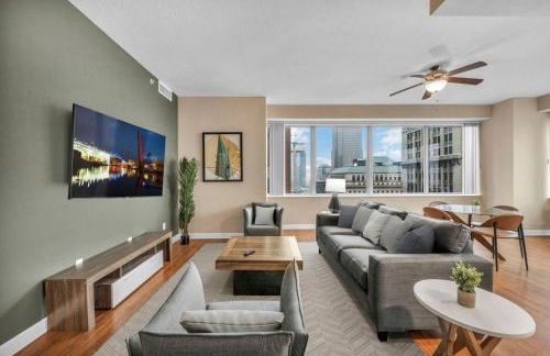 Luxury High-Rise w/ City View | Paid Parking | Gym - Photo 3