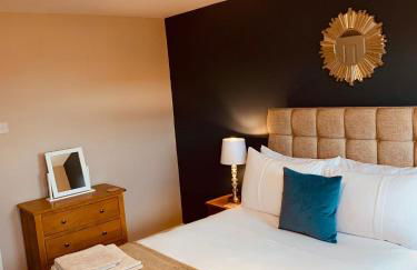 2 bedroom house walking distance to city centre WITH FREE PARKING - Photo 4