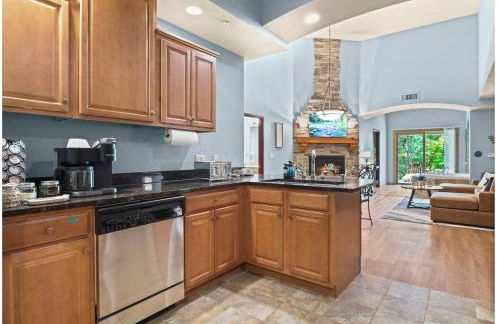 Family Getaway - Outdoor Activity Oasis - Mins to Downtown and Water Parks - Jacuzzi - Game Rm - Foto 8