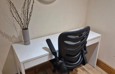 Spacious 2 bed appartment next to BAE with spa bath - Foto 16