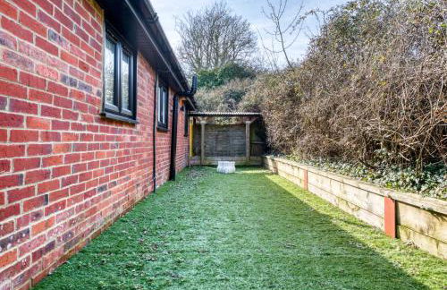 The Oak Sty - 2 Bed Countryside Cottage Escape in Durley with Hot Tub, Unique rural retreat, Private Parking, Sleeps 4 & Pet friendly - By Blue Puffin Stays - Photo 29