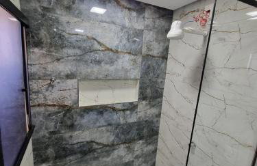 Super Confortável, WiFi Rápido, Garagem Coberta, 2 Banheiros, Suíte, 3 Quartos, Microondas, Cozinha Grande Completa, Mesa de Jantar Grande, Entrada Privativa, Perto do Shopping Pátio Matosinhos, 5 min do Centro Histórico - Foto 10