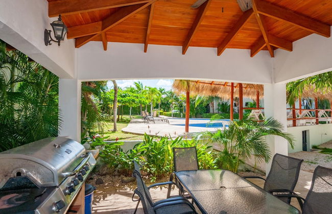 Elegant Oceanview Condo with Spacious Open-Concept Floor Plan and Inviting Beach Design - Foto 32