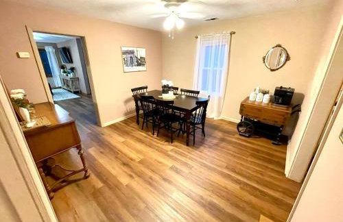 Vintage, Mid-Century Suite above Antique Store - Foto 15