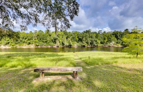 Riverfront Florida Escape with Grill and Fire Pit! - Foto 22