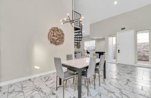 AccessibleGem 3BR Jacuzzi & Air Hockey Sleeps 13 Chinatown - Foto 33