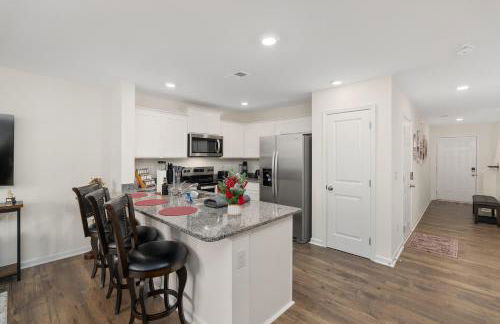 New 3BR Raceday Retreat - Steps from Speedway - Foto 23