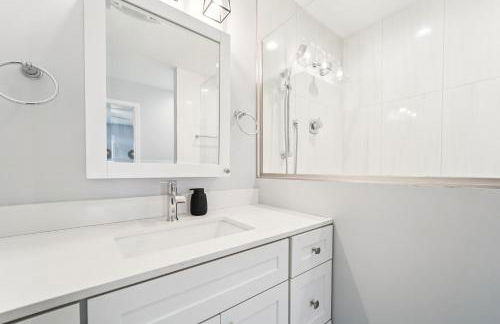 Spacious 3BR Lakefront Cottage with Stunning Views - Foto 17