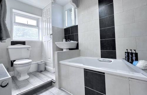 Rustic Rhondda Retreat w Hot Tub & Sauna - Ystrad - Foto 12