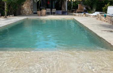 Bond beach village - Photo 1