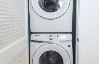 Luxury 2BR Stay Balcony Views and Free Parking - Foto 20