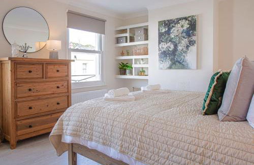 Stunning Townhouse with Large Garden - Sleeps 8! - Photo 50